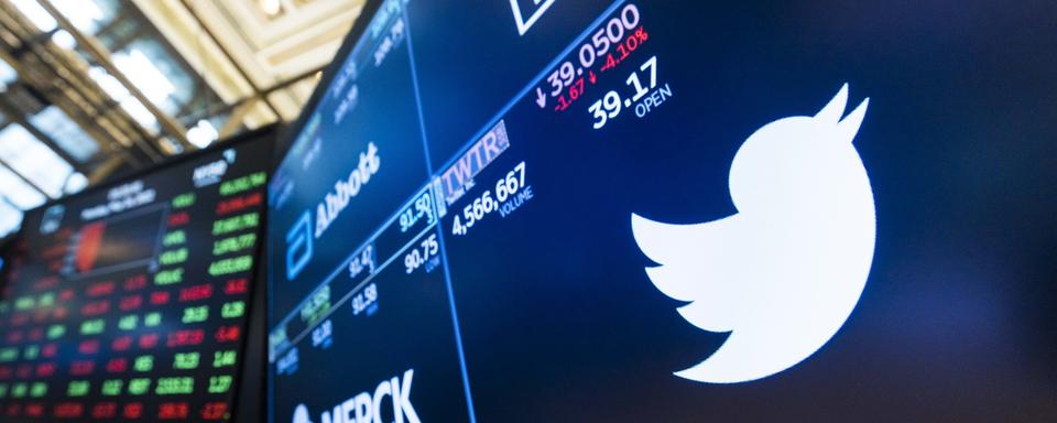 Un écran avec le cours de Twitter à la Bourse de New York. [Keystone/EPA - Justin Lane]