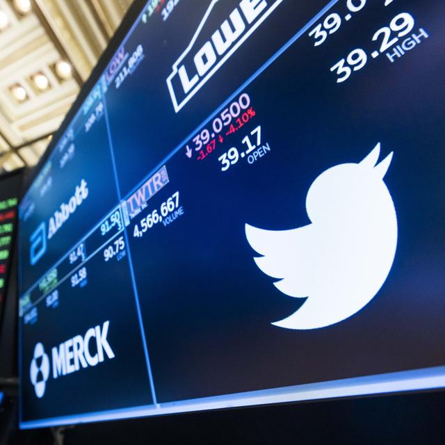 Un écran avec le cours de Twitter à la Bourse de New York. [Keystone/EPA - Justin Lane]