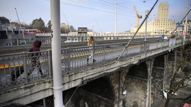 Le Grand-Pont de Lausanne sera fermé à tous les usagers, piétons compris, pendant un an. [Keystone - Laurent Gillieron]