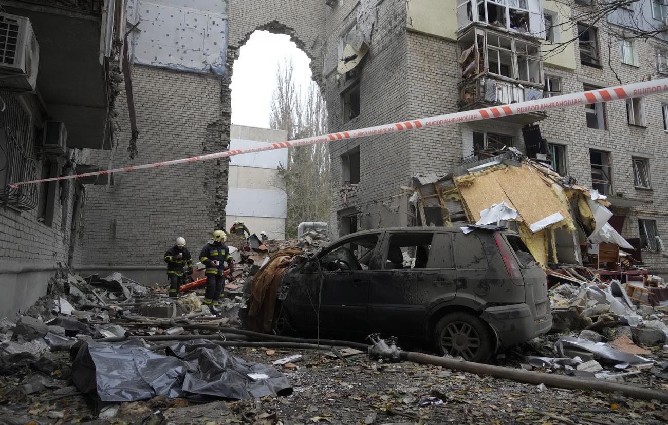 Une frappe russe a touché un immeuble d'habitation dans la nuit de jeudi à vendredi à Mykolaïv, cité du sud ukrainien à une centaine de kilomètres de Kherson. [Keystone - Efrem Lukatsky]