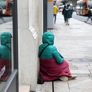 Un mendiant Rom qui mendie à la rue de la Confédération dans le quartier des Rues Bases à Genève. [Keystone - Salvatore Di Nolfi]
