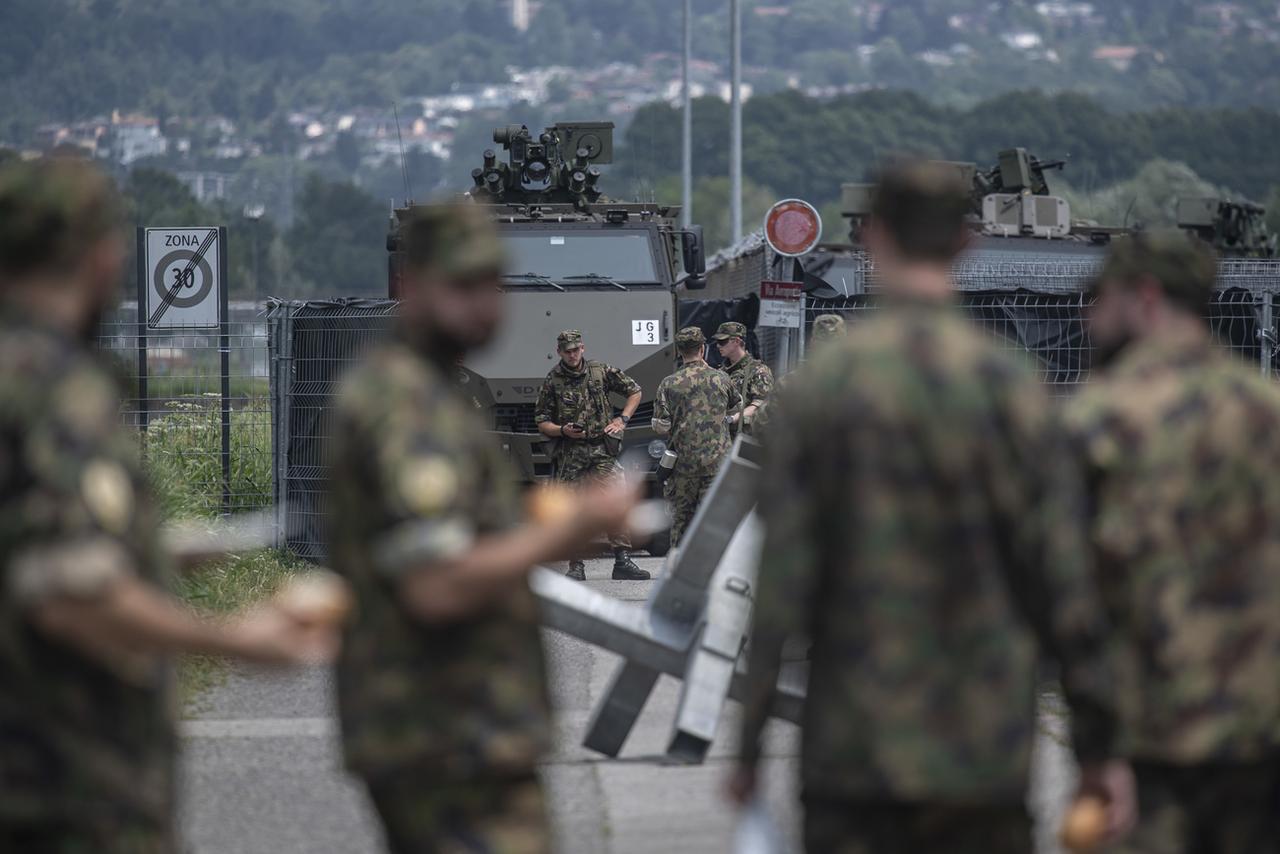 Des soldats à l'aéroport d'Agno (TI), bouclé avant la conférence sur la reconstruction de l'Ukraine, le jeudi 30 juin 2022. [Keystone - Pablo Gianinazzi]