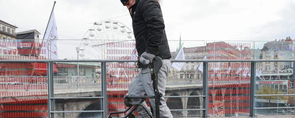 Michel Roccati, bénéficiaire d'un implant, marche debout à Lausanne. [EPFL 2021 - Alain Herzog]