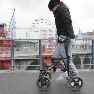 Michel Roccati, bénéficiaire d'un implant, marche debout à Lausanne. [EPFL 2021 - Alain Herzog]