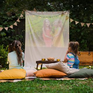 Petites filles qui regardent un film [Shutterstock]