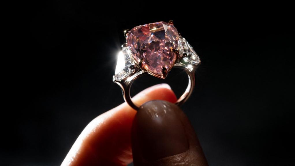 Le diamant d'un rose vif a été adjugé pour 24,5 millions de francs suisses. [AFP - Fabrice Coffrini]