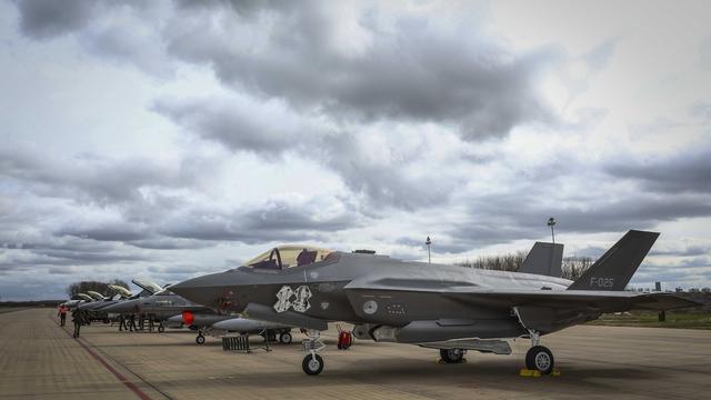 Des avions de combat F35 et F16 sont prêts pour l'exercice militaire international de vol Frisian Flag, Leeuwarden, Pays-Bas, 30 mars 2022. [EPA/KEYSTONE - Vincent Jannink]