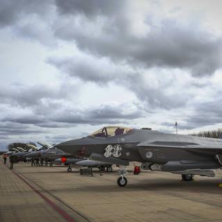 Des avions de combat F35 et F16 sont prêts pour l'exercice militaire international de vol Frisian Flag, Leeuwarden, Pays-Bas, 30 mars 2022. [EPA/KEYSTONE - Vincent Jannink]