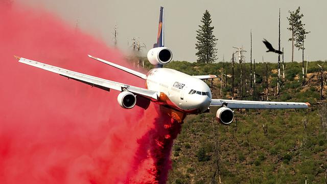 Un gros porteur bombardier d'eau au-dessus de l'Oak Fire, en Californie, 24.07.2022. [AP/Keystone - Noah Berger]