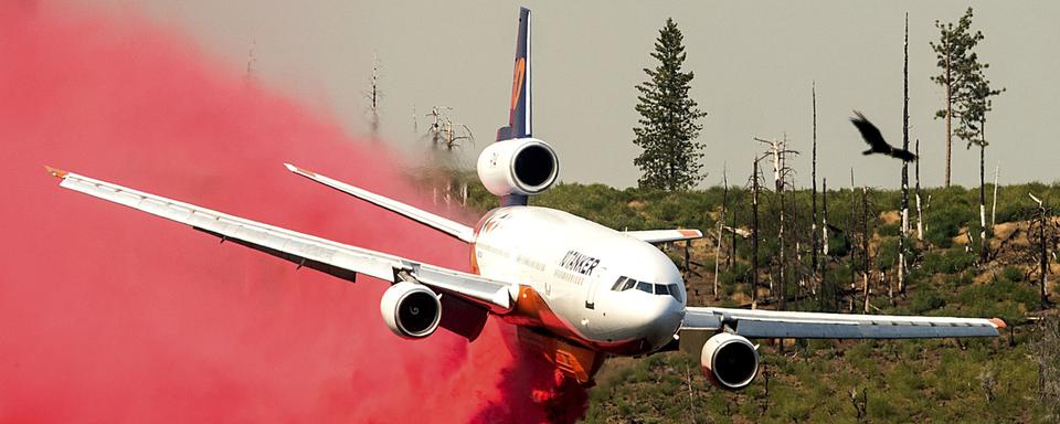 Un gros porteur bombardier d'eau au-dessus de l'Oak Fire, en Californie, 24.07.2022. [AP/Keystone - Noah Berger]