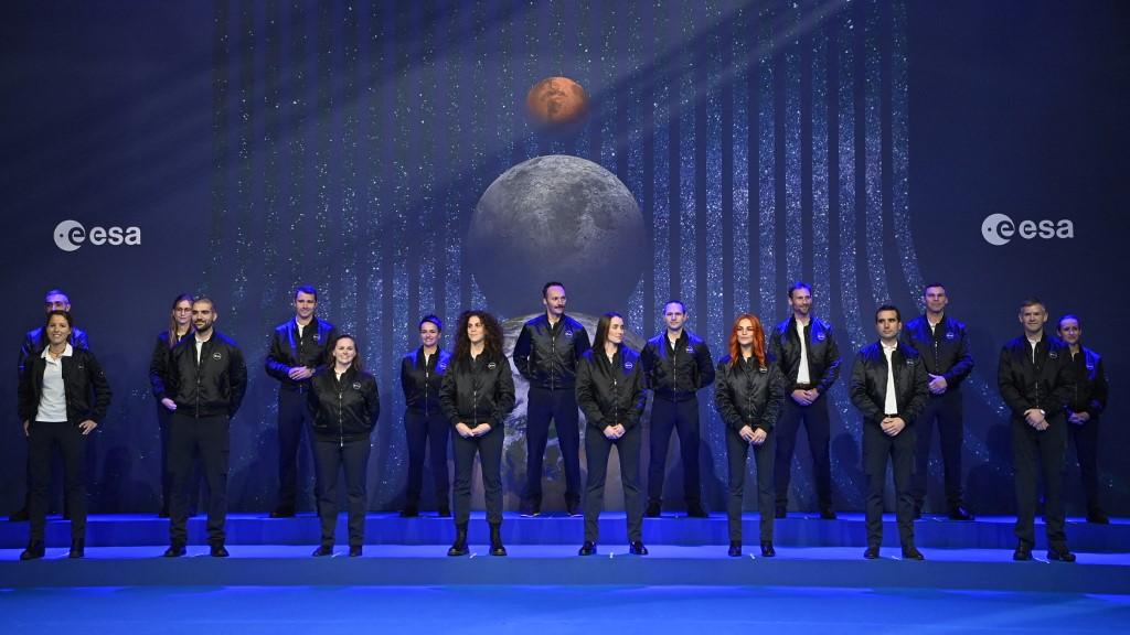 La nouvelle classe d'astronautes présentée à la fin de l'assemblée ministérielle de l'Agence spatiale européenne. Pile au milieu, avec une moustache, le Suisse Marco Sieber. [Belga via AFP - Eric Lalmand]