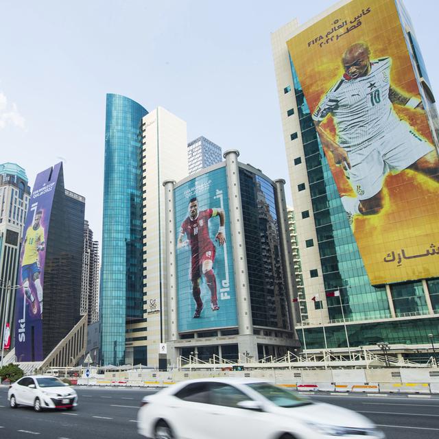 Les tours de Doha se parent d'images de footballeurs, à la veille du coup d'envoi du Mondial au Qatar. [EPA/Keystone - Noushad Thekkayl]
