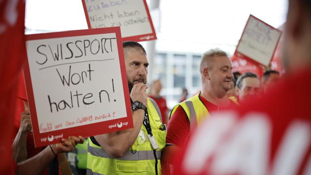 Le personnel au sol de l'aéroport de Zurich obtient une augmentation de salaire. [KEYSTONE - MICHAEL BUHOLZER]