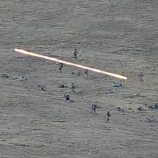 Une image extraite d'une vidéo YouTube du Ministère de la Défense arménienne qui montre des soldats d'Azerbaïdjan proche de la frontière commune entre les deux pays. [Keystone/AP - Armenian Defense Ministry]