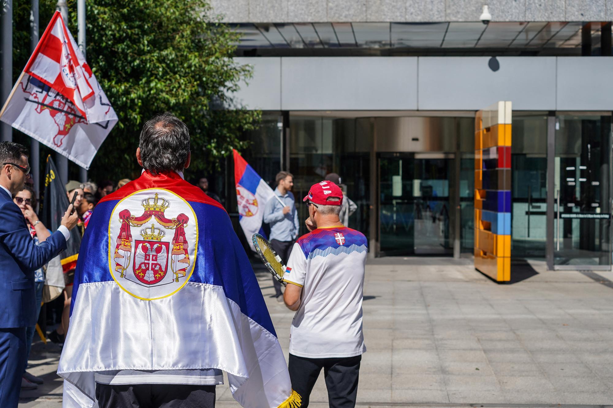 Des supporters serbes étaient réunis lundi devant le tribunal fédéral de Melbourne. [AFP - Alex Murray]