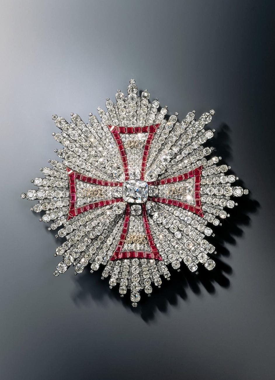 Une étoile pectorale de l'ordre polonais de l'aigle blanc dérobée dans la salle du trésor de Dresde en 2019. [Keystone - DPA/Grünes Gewölbe]