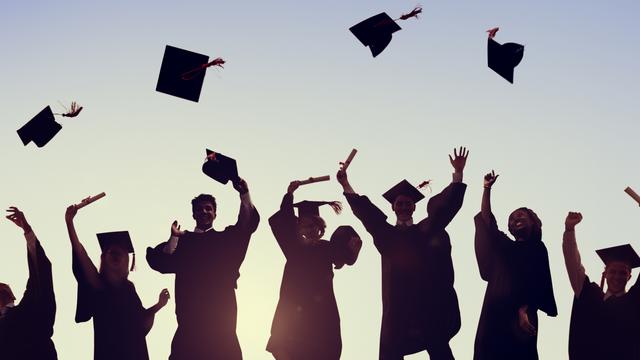 Vacarme: Médecins (5/5) - Cérémonie de remise de diplôme. [Depositphotos - Rawpixel]