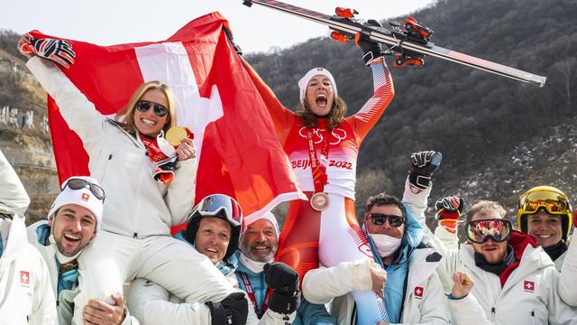 Vendredi 11 février: Lara Gut-Behrami et Michelle Gisin portées en triomphe après leurs médailles dans le Super-G olympique. [Keystone - Jean-Christophe Bott]