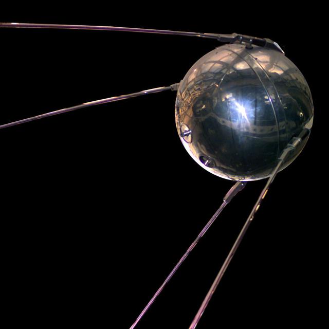 Réplique du Spoutnik 1, satellite soviétique et premier objet mis en orbite par l'Homme, le 4 octobre 1957. L'événement a un retentissement planétaire et constitue un choc pour l'opinion publique américaine, démontrant de manière éclatante l'avance apparente prise par les Soviétiques dans le domaine spatial. [DP]