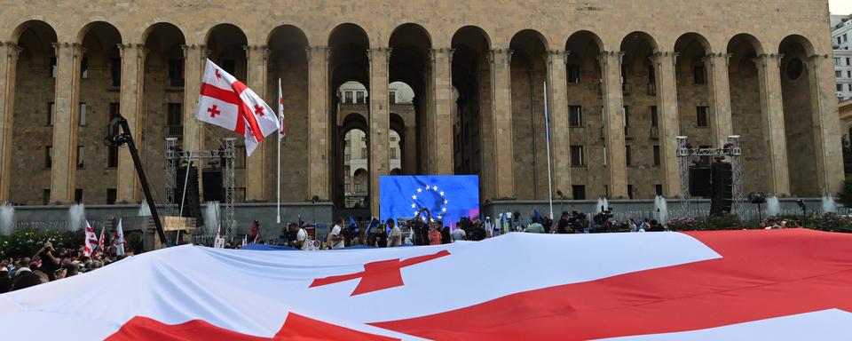 Un rassemblement en faveur de l'adhésion de la Géorgie à l'Union européenne, à Tbilissi le 20 juin 2022, quelques jours après que la Commission européenne ait recommandé de différer la candidature du pays. [AFP - Vano Shlamov]