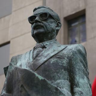Une statue de l'ancien président chilien évincé du pouvoir Salvador Allende qui a été évincé du pouvoir en 1973, lors de la commémoration du 48ème anniversaire du Coup d'Etat militaire, à Santiago du Chili, le 11 septembre 2021. [EPA/KEYSTONE - Elvis Gonzalez]