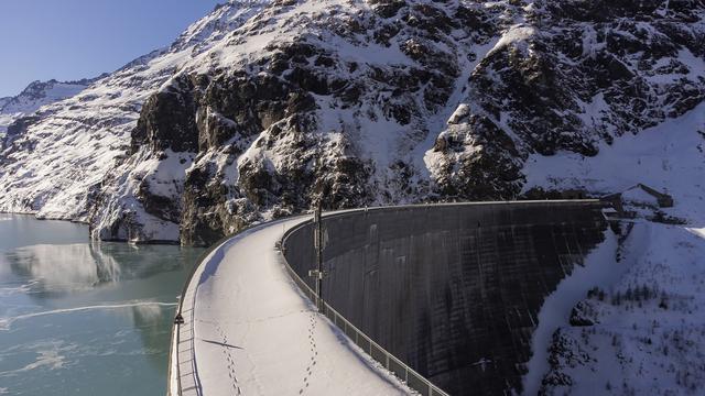 Pour éviter des pannes d'électricité, la Suisse va se doter d'une réserve hydroélectrique dès cet hiver. Ici, le barrage de Mauvoisin, dans le canton du Valais. [Keystone - Cyril Zingaro]