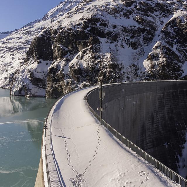 Pour éviter des pannes d'électricité, la Suisse va se doter d'une réserve hydroélectrique dès cet hiver. Ici, le barrage de Mauvoisin, dans le canton du Valais. [Keystone - Cyril Zingaro]