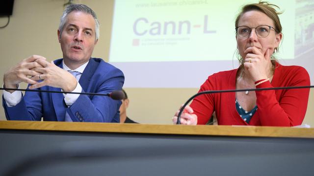 Emilie Moeschler et Pierre-Antoine Hildbrand lors de la présentation du projet pilote de la Ville de Lausanne sur la vente de cannabis. [Keystone - Laurent Gillieron]