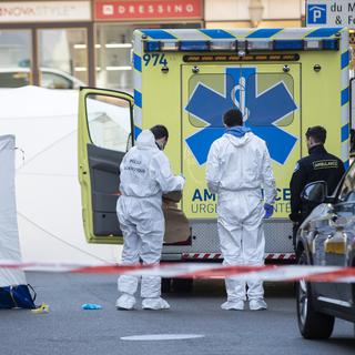 Des agents de la police scientifique et des tentes photographient le site où quatre personnes sont décédées et une a été grièvement blessée, jeudi 24 mars 2022 à Montreux. [KEYSTONE - Cyril Zingaro]