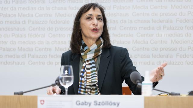 Gaby Szoelloesy, secrétaire générale de la Conférence des directrices et directeurs cantonaux des affaires sociales (CDAS), s'exprime lors d'une conférence de presse sur la situation actuelle de la guerre en Ukraine et les conséquences pour la Suisse, le jeudi 24 mars 2022 à Berne. [KEYSTONE - Peter Klaunzer]