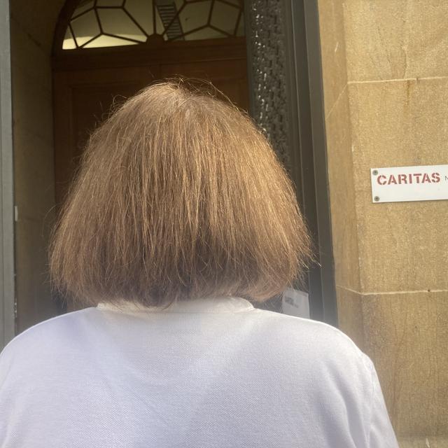 Une personne précaire se rend dans les locaux de Caritas à Neuchâtel. [RTS - Déborah Sohlbank]
