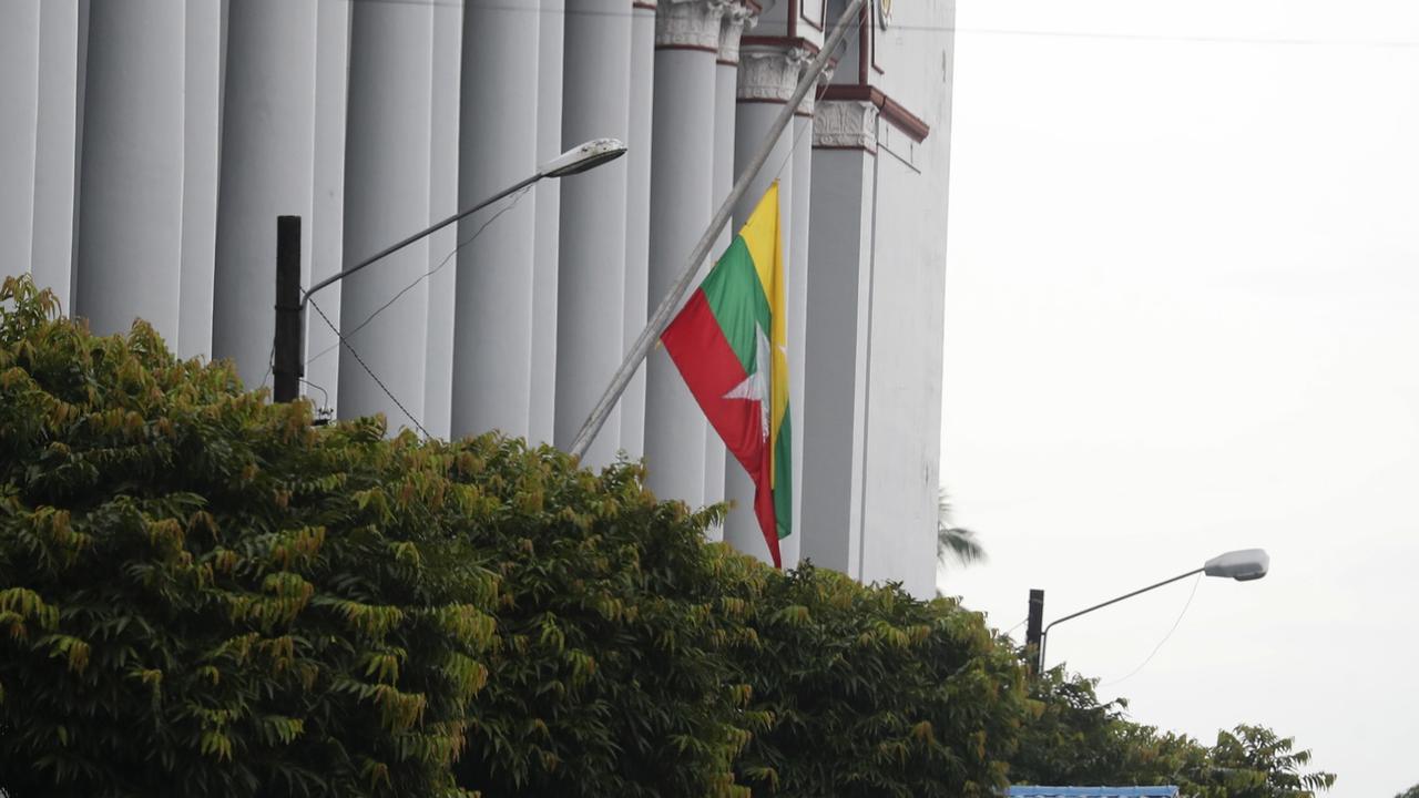Un drapeau de Myanmar devant un bâtiment officiel. [Keystone - EPA/Stringer]