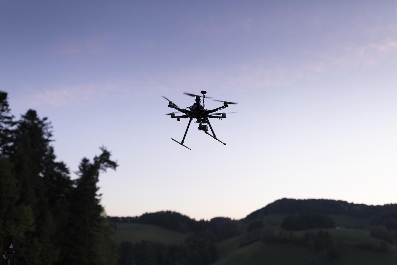 Des drones équipés de caméras thermiques ont permis de sauver 500 faons dans les Grisons. [Keystone - Gaetan Bally]