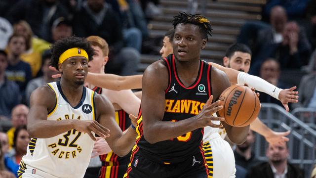 Clint Capela, auteur d'un grand match, aux prises avec l'arrière des Pacers d'Indiana, Terry Taylor. [Trevor Ruszkowski]