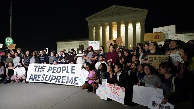 Des protestataires rassemblés devant la Cour suprême américaine pour protester contre une éventuelle suspension du droit à l'avortement. [Keystone/AP Photo - Alex Brandon]