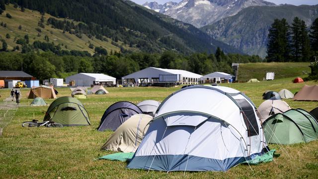 Des tentes des bénévoles photographiées dans le camping lors de la construction des infrastructures du Camp fédéral Scouts, ce jeudi 14 juillet 2022 à la Vallée de Conches a Ulrichen sur la commune de Goms. [KEYSTONE - Laurent Gillieron]