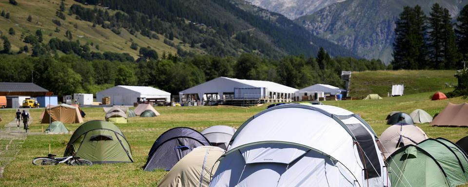 Des tentes des bénévoles photographiées dans le camping lors de la construction des infrastructures du Camp fédéral Scouts, ce jeudi 14 juillet 2022 à la Vallée de Conches a Ulrichen sur la commune de Goms. [KEYSTONE - Laurent Gillieron]