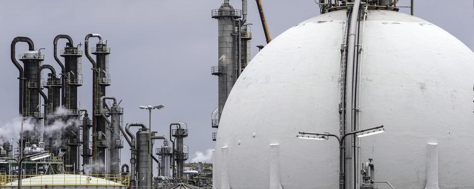 Un réservoir de gaz dans une usine chimique à Oberhausen, en Allemagne, le 6 avril 2022. [AP Photo/Keystone - Martin Meissner]