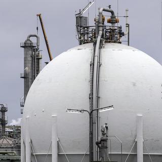 Un réservoir de gaz dans une usine chimique à Oberhausen, en Allemagne, le 6 avril 2022. [AP Photo/Keystone - Martin Meissner]