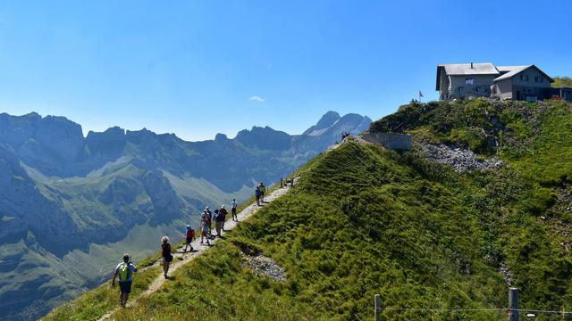 Un groupe de personne en randonnée en Appenzell en décembre 2020. [Unspolash - Jesper Brouwers]