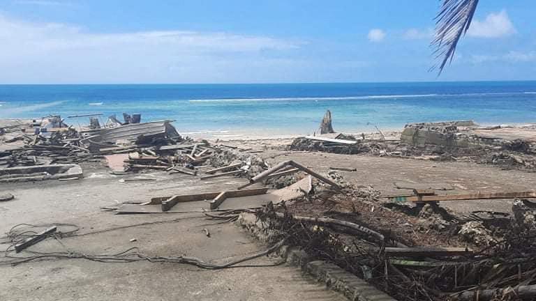 Des débris sur une plage des îles Tonga touchées par une une éruption et un tsunami. [Reuters - Courtesy of Marian Kupu]
