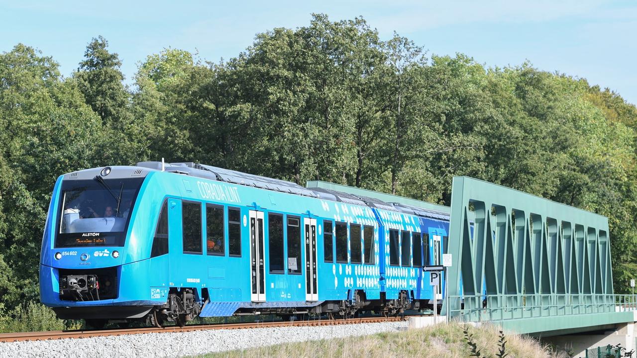 Une rame à hydrogène Coradia iLint d'Alstom à Bremervörde, dans le nord de l'Allemagne. [EPA/Keystone - David Hecker]
