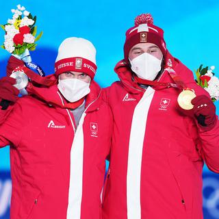 Ryan Regez et Alex Fiva sur le podium du ski cross des Jeux olympiques de Pékin. [EPA/Keystone - Martin Divisek]