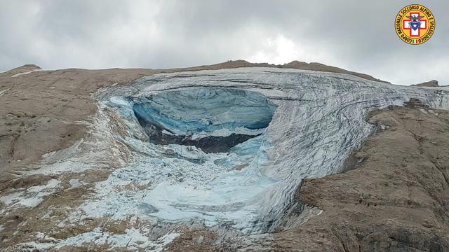 Une image tirée d'une vidéo du Secours alpin italien montre l'effondrement d'un sérac glaciaire sur le mont Marmolada, près de Punta Rocca, à Trente, en Italie, le 3 juillet 2022. [KEYSTONE - Soccorso Alpino / EPA]