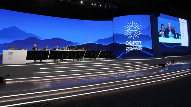En Suisse et dans le monde, les réactions déplorent le manque d'ambition de la COP27. [AP/Keystone - Peter Dejong]