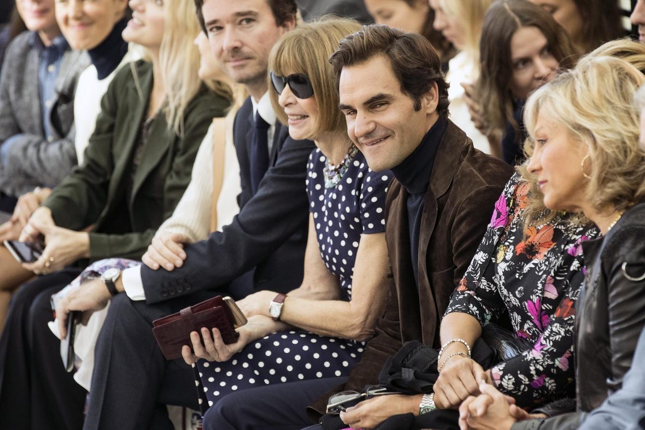 Roger Federer, présent à un défilé de mode à Paris en compagnie d'Anna Wintour (lunettes noires), papesse de la mode. [EPA - Etienne Laurent]