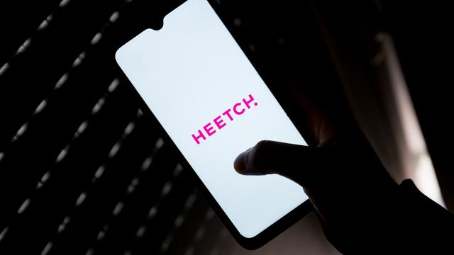 La plateforme de réservation de VTC Heetch arrive en Suisse. [AFP - Nikolas Kokovlis]