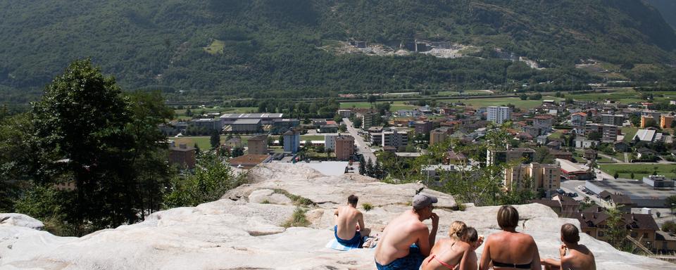 Des vacanciers dans la région de Biasca, au Tessin. [Ti-Press - Alessandro Crinari - Keystone]