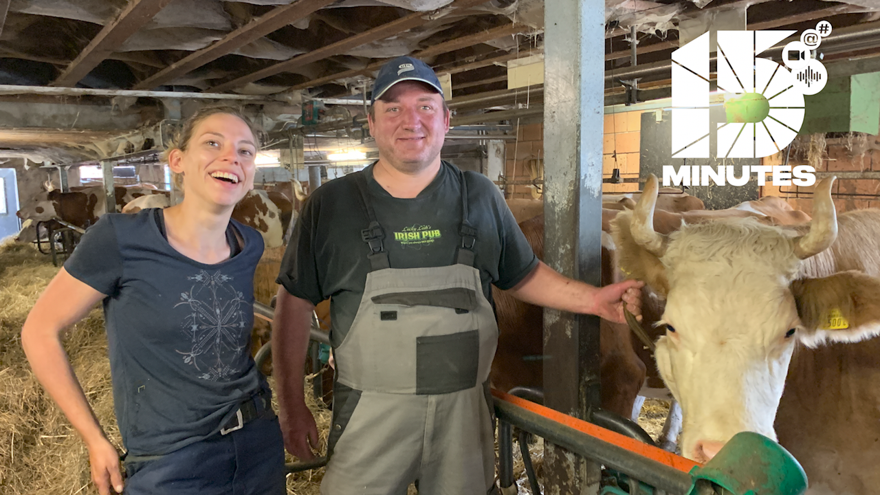 Pascal Perrin, paysan à Val d'Illiez (VS), et Sophie, une bénévole venue aider l'agriculteur. [RTS - Mathieu Henderson]