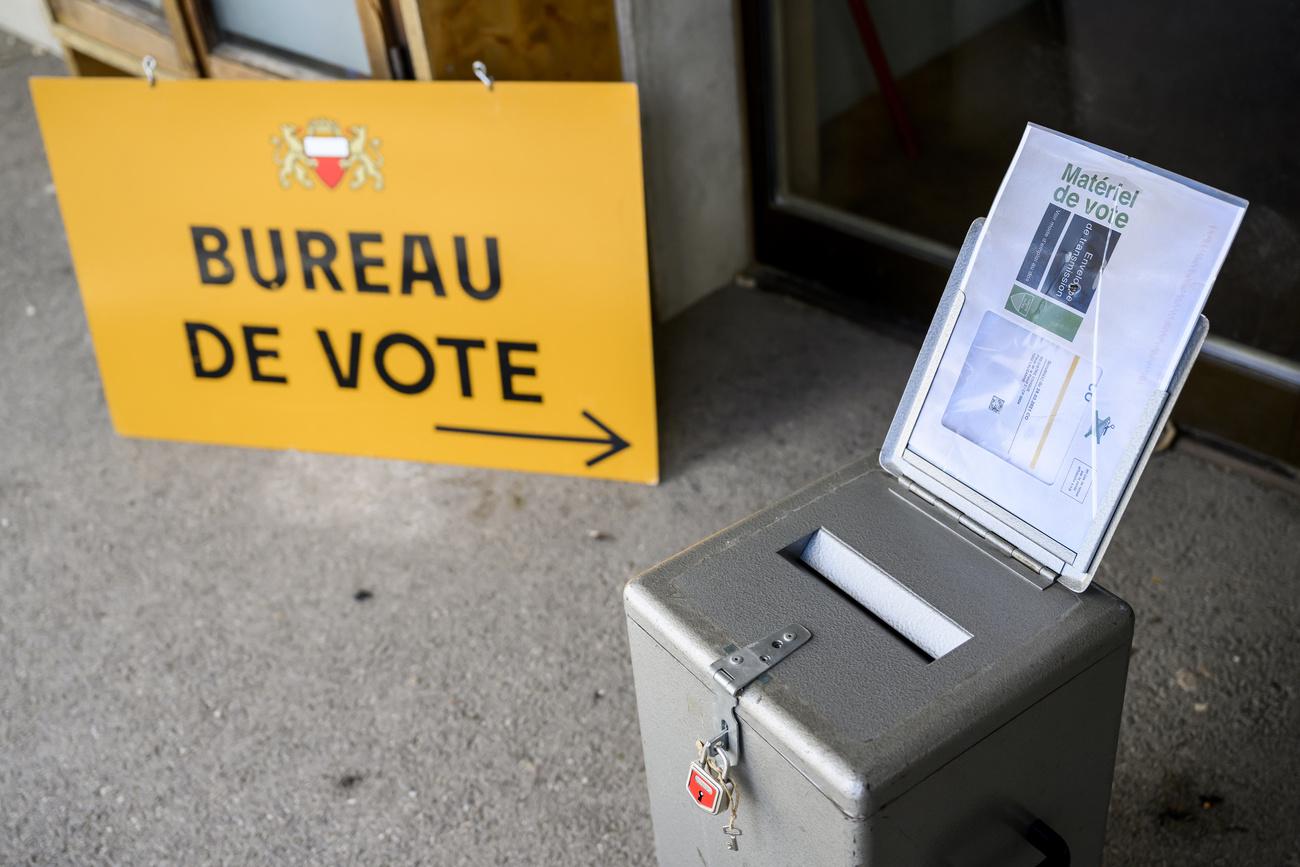 L'urne du bureau de vote de Vers-chez-les-Blanc. [Keystone - Jean-Christophe Bott]